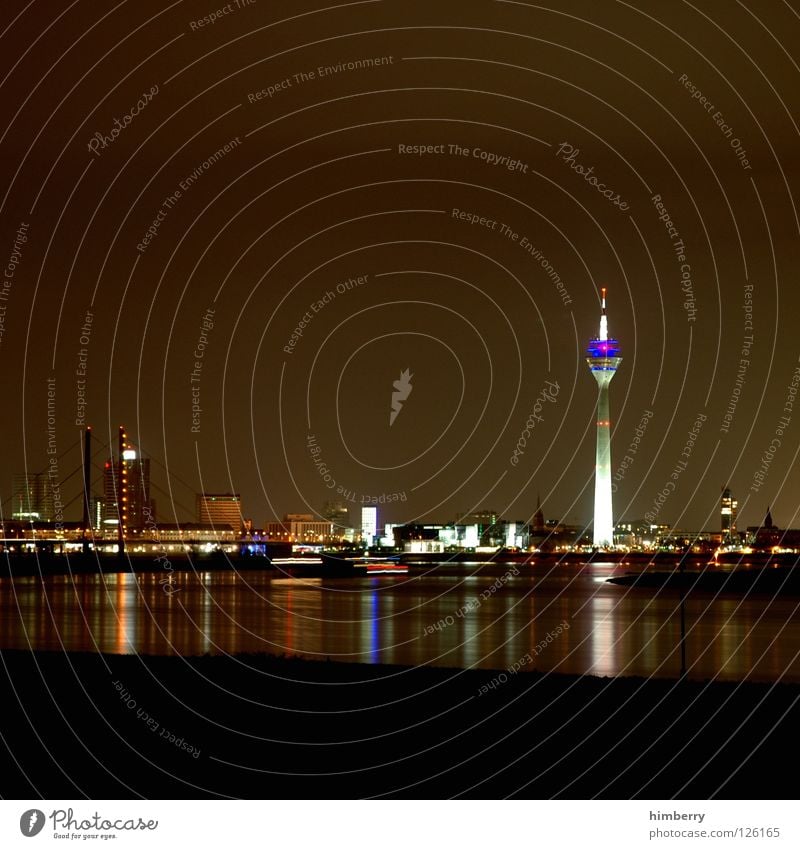 skyline chase Rheinturm Stadt Lifestyle Nachtleben senden Funkturm Langzeitbelichtung Belichtung Düsseldorf modern Brücke Abend Straße blau Skyline himbeertoni