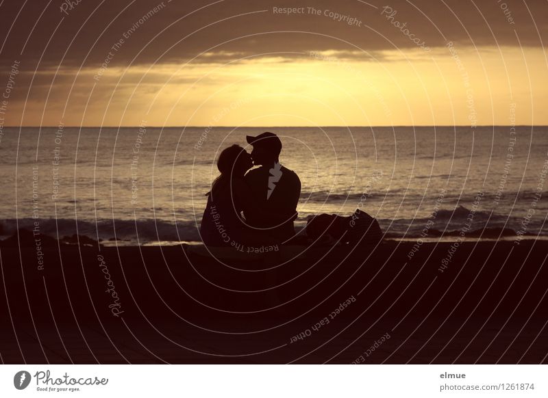 Das Gute-Nacht-Küsschen. Junge Frau Jugendliche Junger Mann Paar 2 Mensch Wasser Sonnenaufgang Sonnenuntergang Strand Küssen Romantik Silhouette Liebespaar