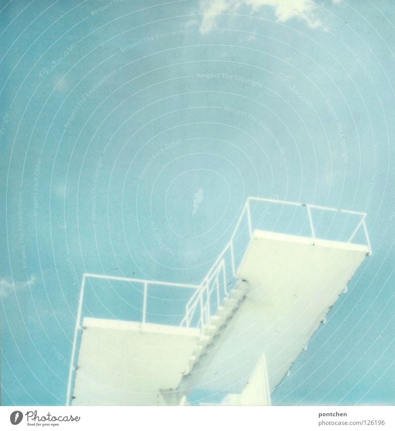 Polaroid zeigt weißen Sprungturm vor blauem Himmel im Sonnenschein Freude Schwimmbad Freizeit & Hobby Ferien & Urlaub & Reisen Freiheit Sommer Stadion Wasser