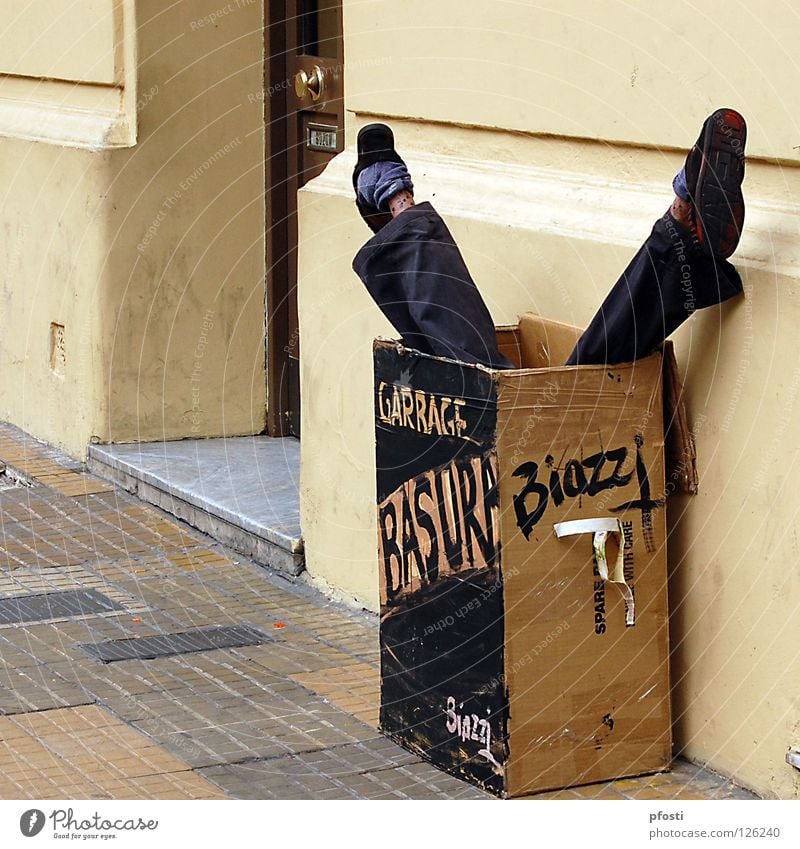 Basura Müll Müllbehälter Müllabfuhr Schuhe Kübel Recycling Straßenrand Wand Buenos Aires Vergänglichkeit Schrecken Überraschung Witz Ironie Humor Kunst