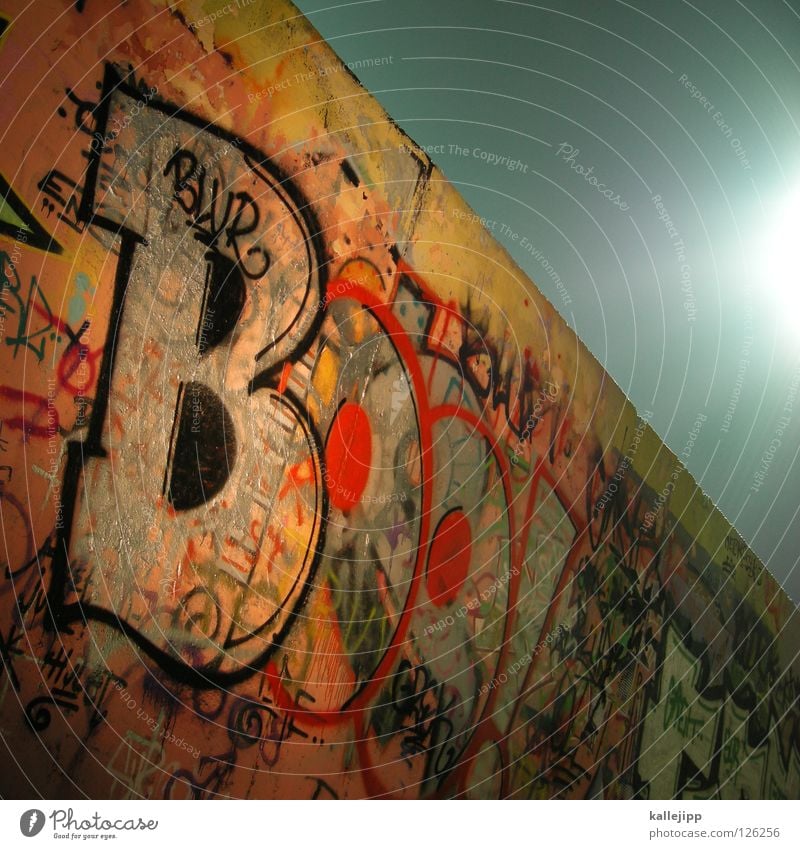 addicted Spray Tagger Sprühdose Artist ungesetzlich Verbote Kriminalität Jugendkriminalität Lifestyle Gefühle Stil Sprechgesang Berliner Mauer Flutlicht Spree