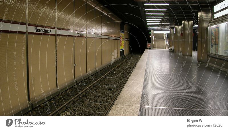 Abgefahren U-Bahn Gleise leer Bahnsteig London Underground Station unterirdisch Bahnhof empty track platform