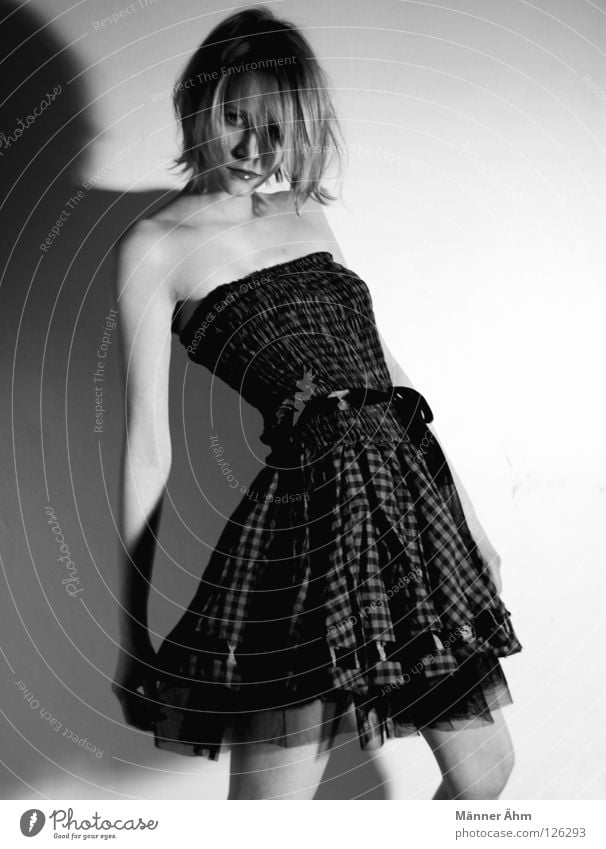 Tüll & Schleife. Kleid Bekleidung Balletttänzer trippeln Kleiderschrank Körperhaltung Frau schwarz weiß grau Oberschenkel Unterschenkel Oberkörper aufstehen