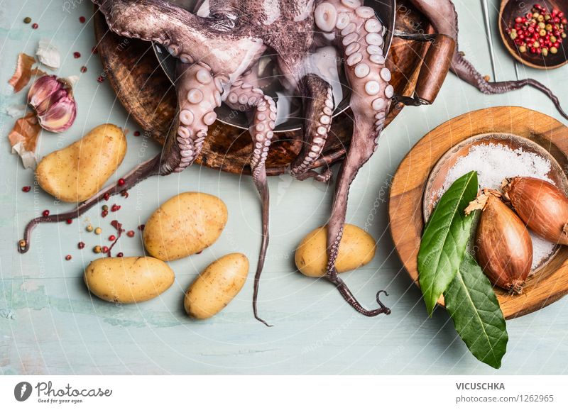Octopus mit Kartoffeln und Zutaten. Spanische Küche Lebensmittel Meeresfrüchte Gemüse Kräuter & Gewürze Öl Ernährung Mittagessen Abendessen Bioprodukte