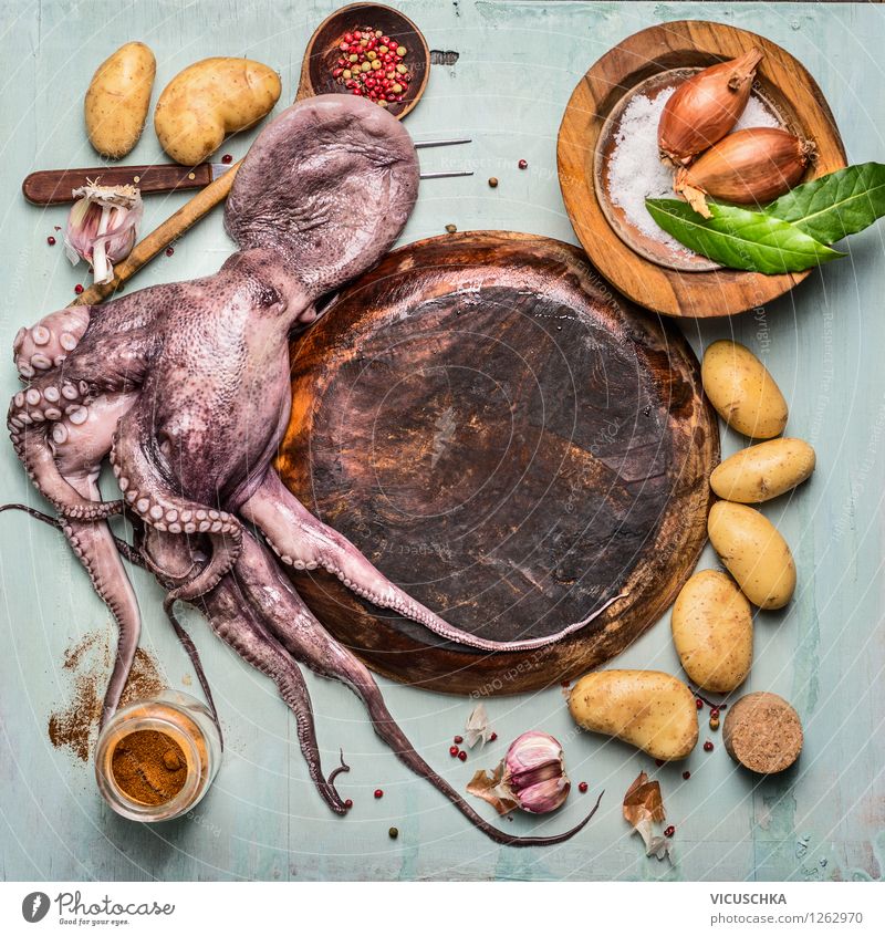 Ganze Octopus mit Zutaten Meeresfrüchte Gemüse Kräuter & Gewürze Ernährung Mittagessen Abendessen Teller Schalen & Schüsseln Gabel Stil Gesunde Ernährung Tisch