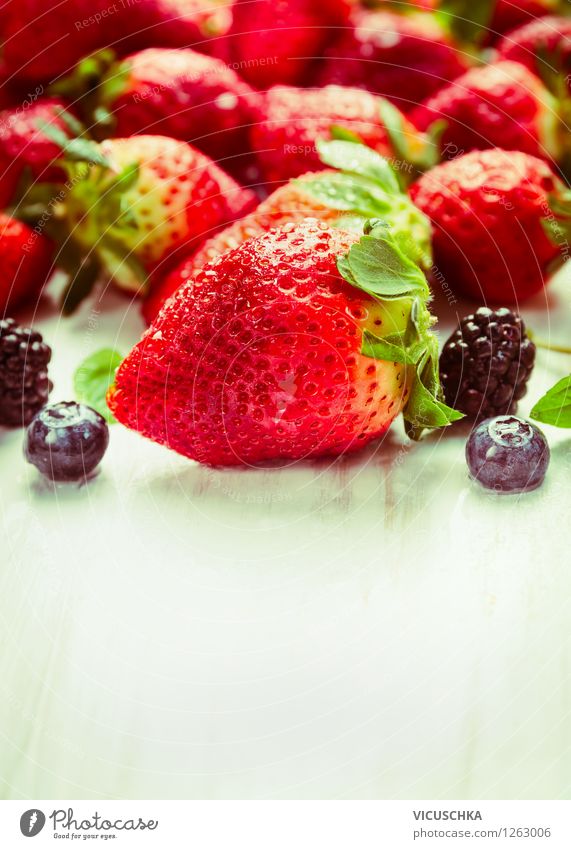Erdbeeren und Sommer Beeren Lebensmittel Frucht Dessert Ernährung Frühstück Bioprodukte Vegetarische Ernährung Diät Stil Design Gesunde Ernährung Garten Tisch