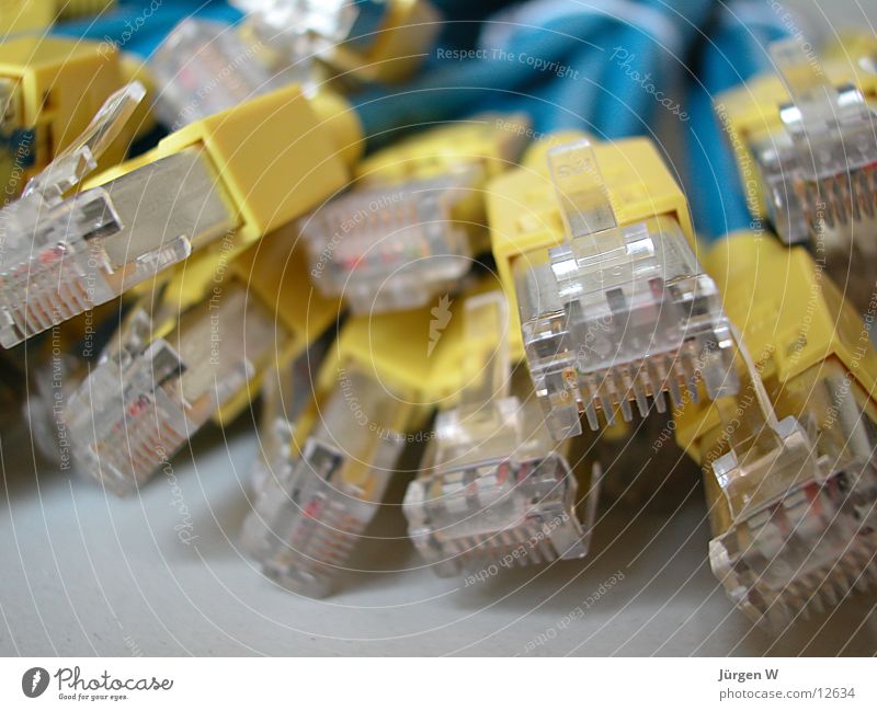 das gelbe Ende Stecker chaotisch durcheinander Elektrisches Gerät Technik & Technologie Kabel Netzwerk blau cable plug blue in disorder