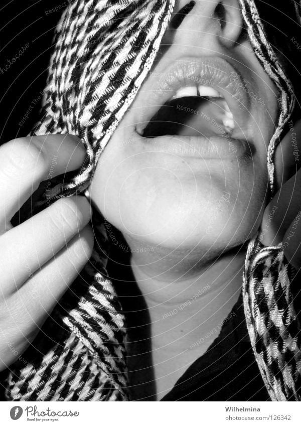 N° 1 erstaunt Schal schwarz weiß blind offen Speiseröhre Nasenloch Frau Mund Gesicht staunen Tuch Hals Zähne