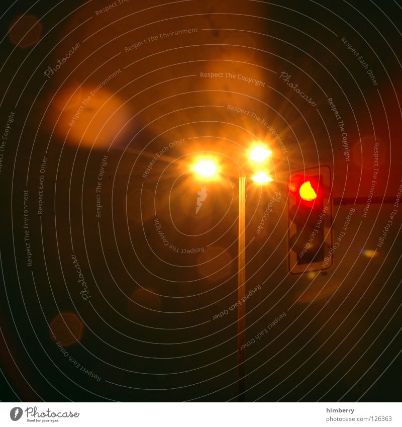 rotlichtmilieu Ampel Licht Langzeitbelichtung Belichtung Verkehr Nacht Straßenverkehr stoppen stehen Überqueren Straßenbeleuchtung Regel Verkehrswege
