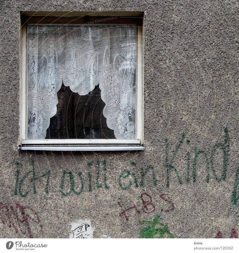 Klare unverbindliche Ansage Zufriedenheit Haus Vorhang Kind Mauer Wand Fenster Zeichen Schriftzeichen Graffiti fantastisch verrückt schwanger trist grau Mut