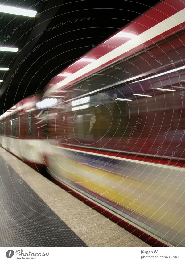 schon weg U-Bahn Geschwindigkeit Eisenbahn London Underground Station unterirdisch Düsseldorf verpassen Bahnhof missed train