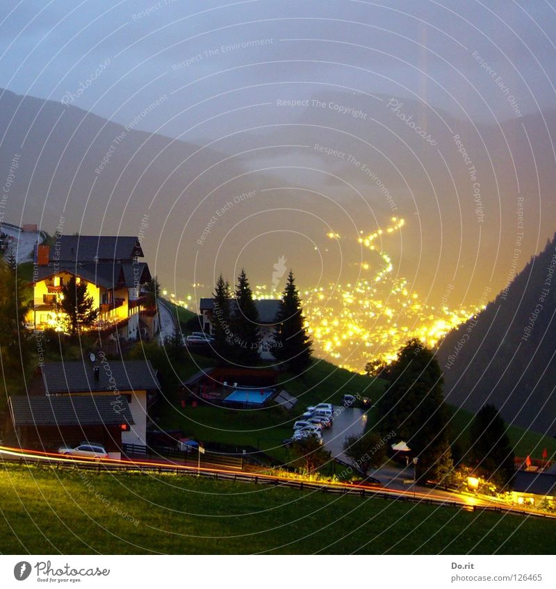 Lavastrom Licht Nacht dunkel Haus Baum Tanne Ferien & Urlaub & Reisen grau Wolken Wiese Gras grün Leuchtspur Dorf Italien Südtirol Dolomiten Geborgenheit