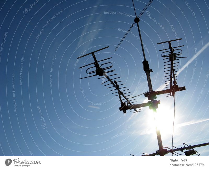 klarer Datenempfang Antenne schön Sommer Sonne Fernsehen Funktechnik Funkwellen Kondensstreifen Streifen Licht Medien Radio Himmel blau Blauer Himmel
