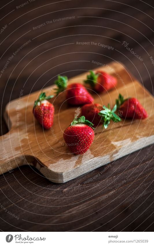 saftig Frucht Erdbeeren Ernährung Picknick Bioprodukte Vegetarische Ernährung Fingerfood Schneidebrett Holzbrett frisch lecker natürlich süß braun rot Farbfoto