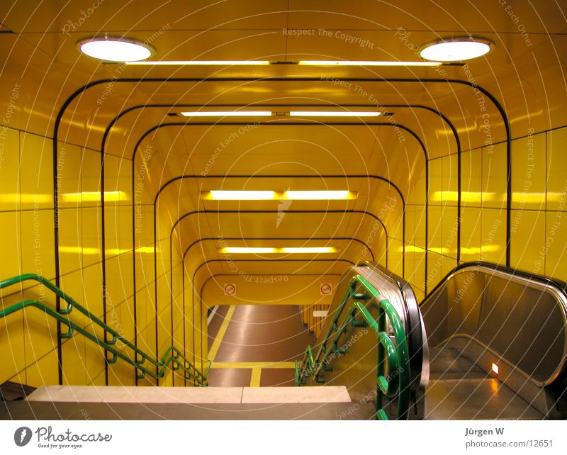 Undergroud U-Bahn Eingang gelb Rolltreppe Lampe London Underground Architektur Treppe Geländer abwärts entry stairs railing downward lamp escalator