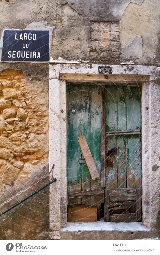 Hinter verschlossenen Türen... Haus Renovieren Alfama Lissabon Portugal Europa Stadt Stadtzentrum Altstadt Ruine Mauer Wand Fassade Stein Holz