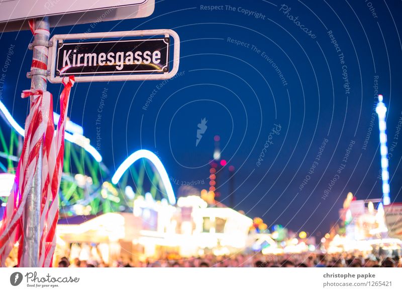 Zufall? Freizeit & Hobby Nachtleben Entertainment Party Veranstaltung Düsseldorf Stadt hell Freude Jahrmarkt Straßenschild Schilder & Markierungen Unschärfe
