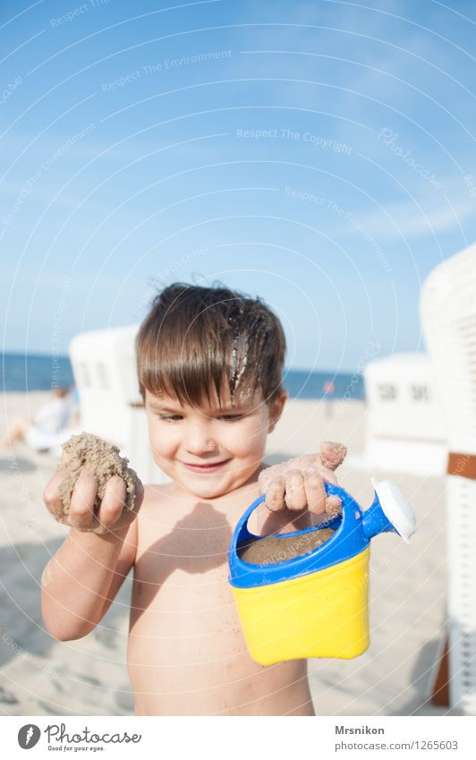 schaut her Kinderspiel Ferien & Urlaub & Reisen Abenteuer Sommer Sommerurlaub Sonne Sonnenbad Strand Meer Insel Wellen Mensch Kleinkind Junge Kindheit Leben 1