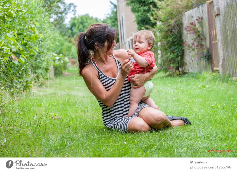 zusammen ist man weniger allein harmonisch Wohlgefühl Zufriedenheit Sommer Garten Mensch Baby Frau Erwachsene Eltern Mutter Familie & Verwandtschaft Kindheit