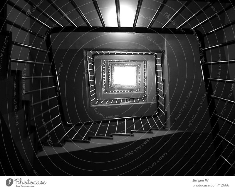 Lichtblick Treppenhaus Architektur Geländer hoch Schatten Schwarzweißfoto oben stairway stairs railing high light shadow above