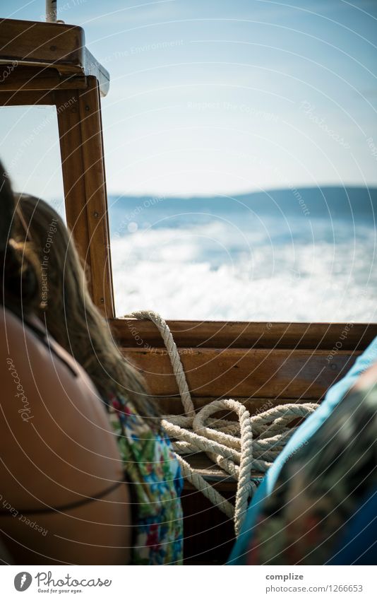 im Boot Ferien & Urlaub & Reisen Tourismus Ausflug Abenteuer Ferne Freiheit Sommer Mensch Junge Frau Jugendliche Junger Mann Erwachsene Wasser Himmel Horizont