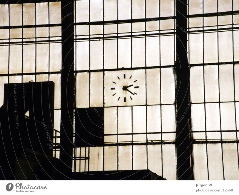 wie die Zeit vergeht Uhr Fabrik Fenster Produktion Gitter Industrie historisch Glas dreckig Lagerhalle alt watch glass factory window time dirt production
