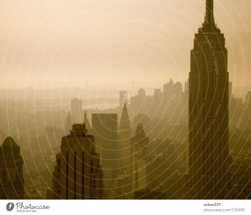 Smog of New York New York City Manhattan Empire State Building Nebel Stadt Beton Architektur Wahrzeichen Denkmal Big City Twilight Dunstglocke Betondschungel