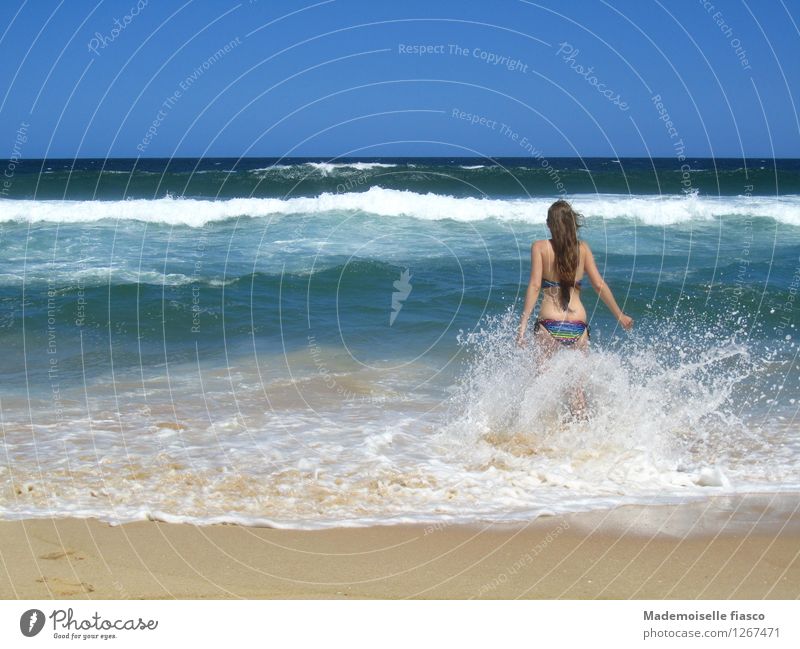 Sonne, Strand und mehr IV Freude feminin Junge Frau Jugendliche 1 Mensch Sand Wasser Sommer Schönes Wetter Wellen Bikini Schwimmen & Baden Glück Unendlichkeit