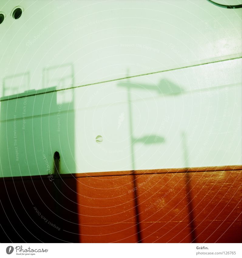 Schattenlaterne Lampe rot weiß Schiffsbug Wasserfahrzeug verdunkeln wegfahren Auswanderer Mittelformat Wand Steuerbord Backbord Industrie Hafen Schifffahrt