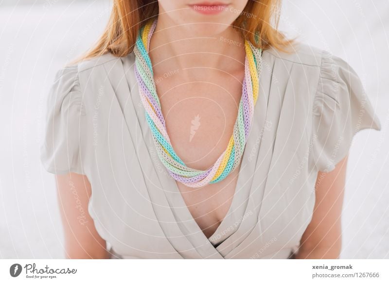bunte Halskette Lifestyle elegant Stil Design Freude schön Körperpflege Haut Leben harmonisch Mensch feminin Junge Frau Jugendliche Erwachsene Brust 1