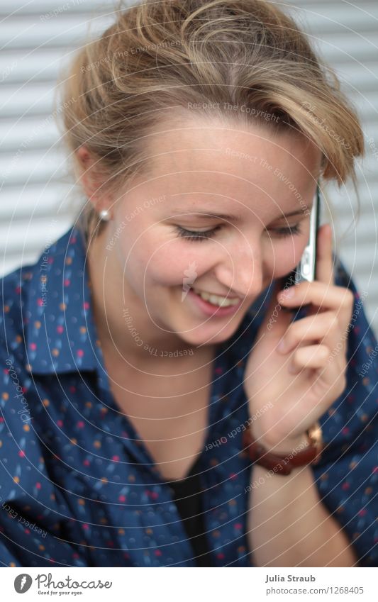 telefonieren Handy Telekommunikation feminin Junge Frau Jugendliche 1 Mensch 18-30 Jahre Erwachsene Rollladen Bluse Uhr perlenohrringe brünett blond langhaarig
