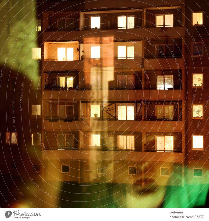 Nachbarschaft Fenster Nacht Feierabend Wohnung Licht Lampe hell Block Wohnzimmer einzigartig Stimmung beobachten Studie Haus Balkon Zeit Freizeit & Hobby