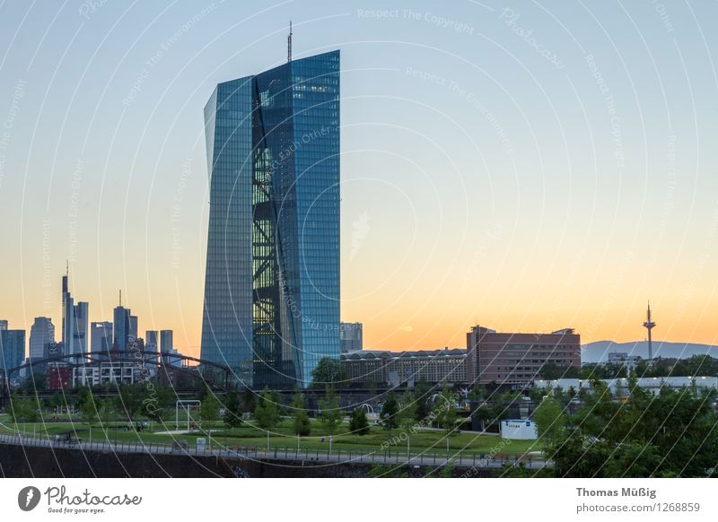 Europäische Zentralbank Stadt Stadtzentrum Skyline Hochhaus Bankgebäude Architektur Sehenswürdigkeit ästhetisch Business Kapitalwirtschaft Horizont Banken
