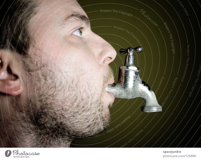Durst Mann Porträt Wasserhahn Bad Getränk Erfrischung Freude Gesicht Flüssigkeit Wassertropfen