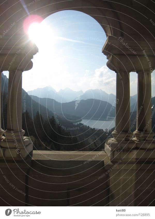 Blick vom Balkon von Neuschwanstein Fenster See Gegenlicht Wald Lichtfleck Bayern Kultur Romantik Arkaden Wahrzeichen Denkmal Kunst historisch Alpen Säule Sonne