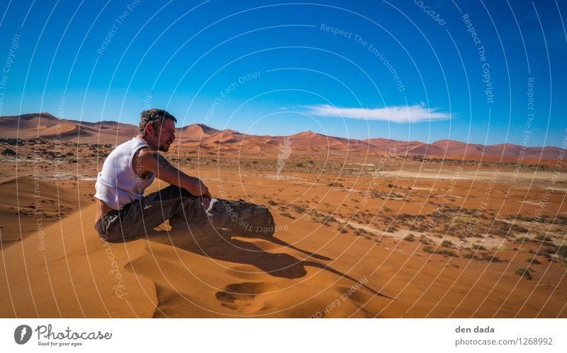 wüstenwandern Mensch maskulin Junger Mann Jugendliche 1 30-45 Jahre Erwachsene Landschaft Erde Sand Horizont Wärme Dürre Hügel Wüste Namib Namibia Düne genießen