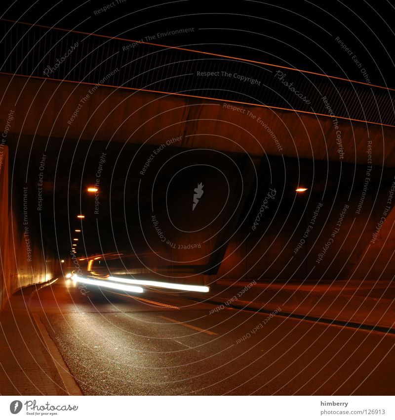always watch left Tunnel Verkehr KFZ Nacht Licht Straßenbeleuchtung Geschwindigkeit gefährlich Überqueren Kontrolle Brücke Langzeitbelichtung PKW car Bewegung