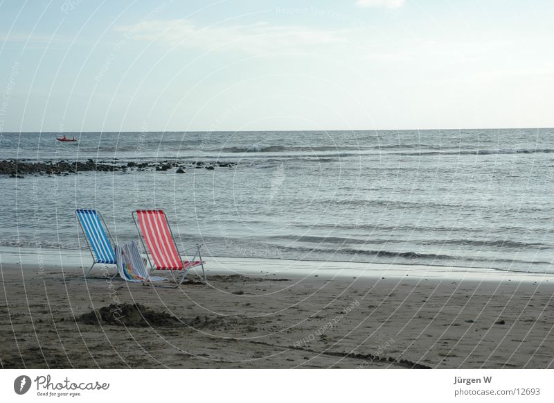 verlassen Strand Meer Wellen Brandung Einsamkeit Europa Wasser Stuhl sea water wave chair lonely