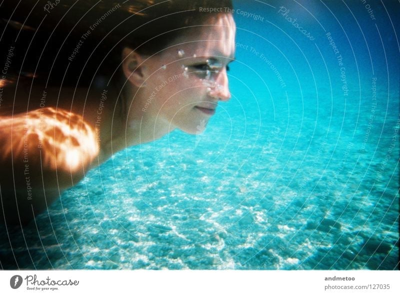 underwater splash Unterwasseraufnahme See zyan blau Schwimmbad Meerjungfrau Nixe türkis Sommer Wasser Silhouette Luftblase Reflexion & Spiegelung