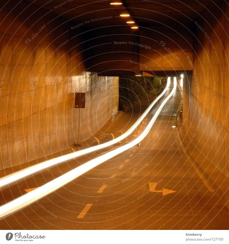 speedlimit 300 Tunnel Verkehr Beton Nacht Langzeitbelichtung Geschwindigkeit KFZ Licht Raser fahren abbiegen Spuren traffic PKW Straße channel city lights