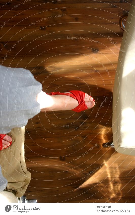 Frauenfüße in roten offenen schuhen. Einrichtung. Stehen und bewegen. Sommer Möbel Sofa Stuhl Raum Erwachsene Schuhe Holz stehen oben retro gelb Mut Vertrauen