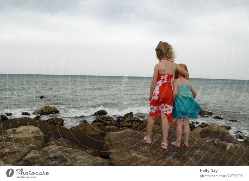 Dahinter ist Afrika - Zwei Kinder am portugisichen Strand Ferien & Urlaub & Reisen Ferne Freiheit Sommer Sommerurlaub Wellen Mensch Kleinkind Mädchen