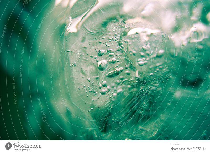 Frozen Bubbles II kalt grün Luft Eis hart Licht glänzend Luftblase Ewigkeit Klarheit fließen Vergänglichkeit schmelzen Makroaufnahme Nahaufnahme Wasser blasen