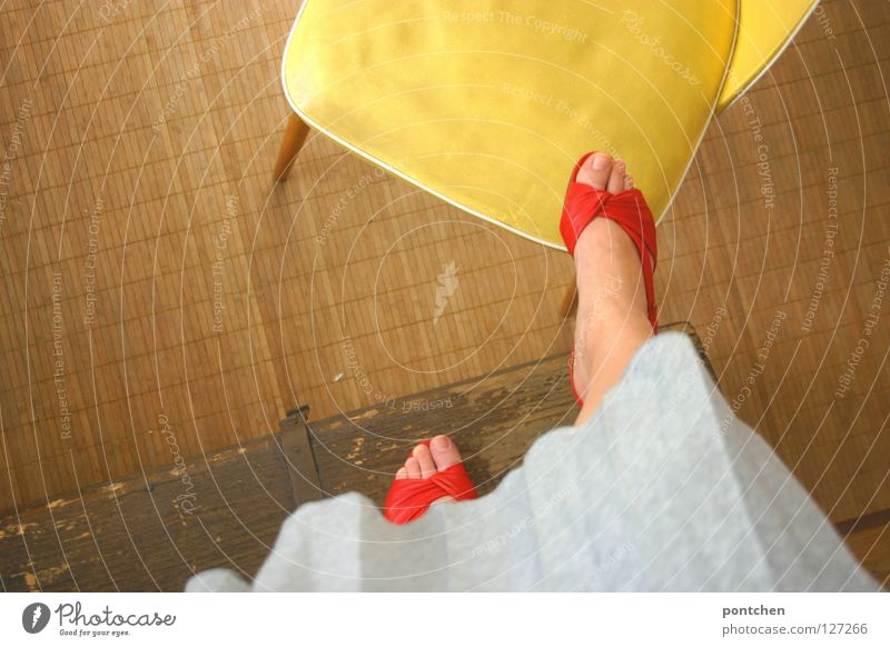 Frau in roten offenen Schuhen steigt auf gelben Stuhl Sommer Sandale stehen Holz Truhe steigen Ferne erobern Spielen Kinderspiel Raum Sechziger Jahre retro