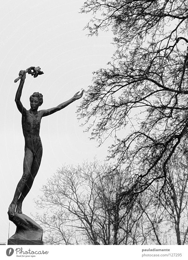 Das Blumenmädchen Baum Winter grau Statue Prag Park nackt Frau Wahrzeichen Denkmal Ast Tanzen Stein