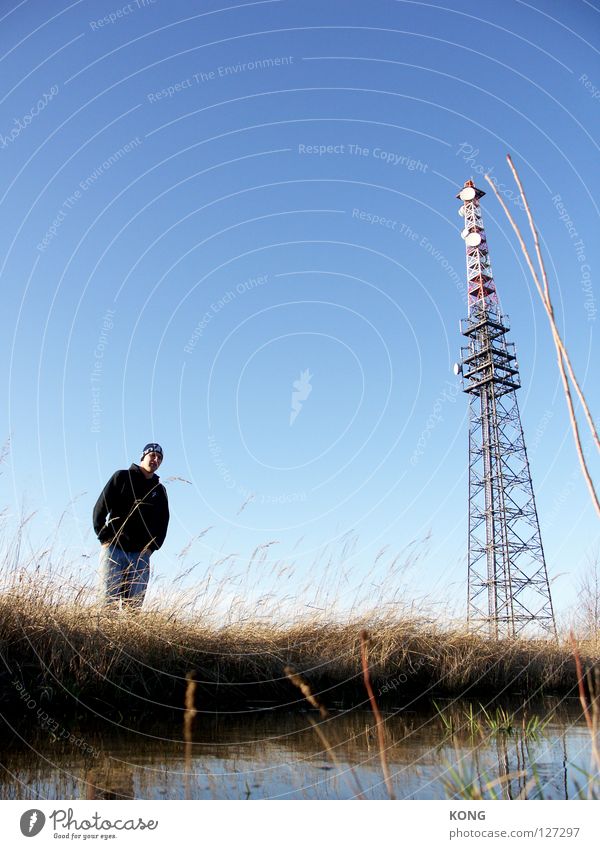 drei farben groß lang Funktechnik Antenne Froschperspektive Einsamkeit Mann Herr himmelblau Ödland Wiese Halm steil Pampa Industrie Elektrisches Gerät