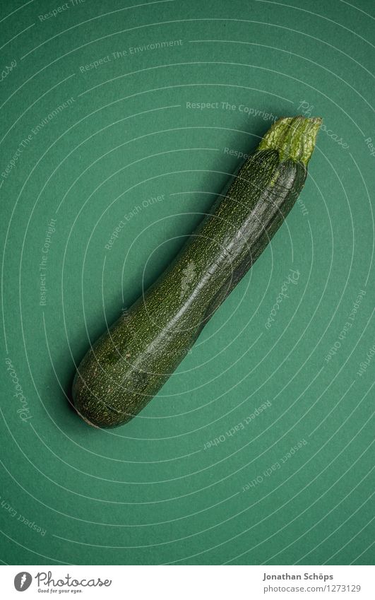 Die Zucchini Lebensmittel Gemüse Ernährung Essen Mittagessen Bioprodukte Vegetarische Ernährung Diät Fasten Slowfood ästhetisch grün lang Foodfotografie