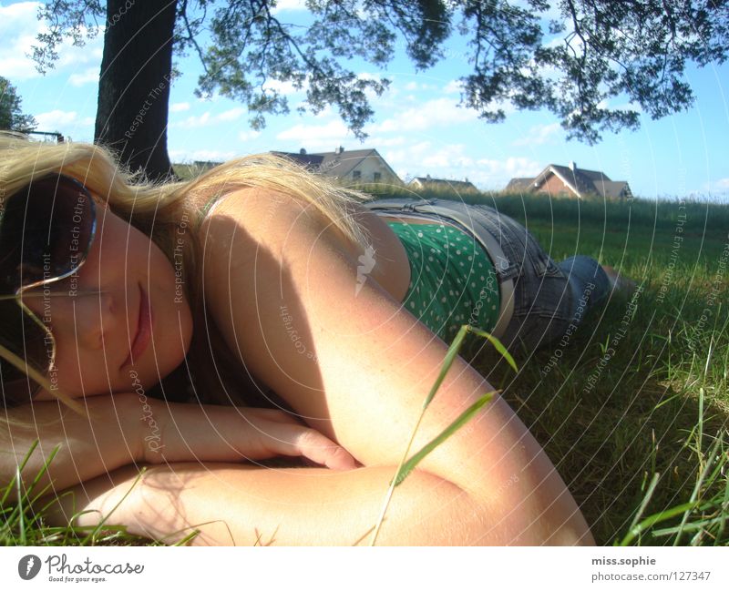 relaxxx Gras grün Erholung Sonnenstrahlen Sommer Halm Baum Wiese ruhig Zufriedenheit Sonnenbrille Jugendliche