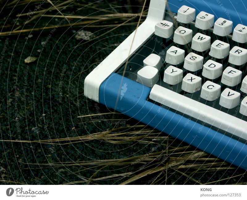 qwer Schreibmaschine Schreibgerät unterwegs Asphalt verloren vergessen trist Industrie Buchstaben Schriftzeichen typewriter tip tip tip schreiben tippen typing