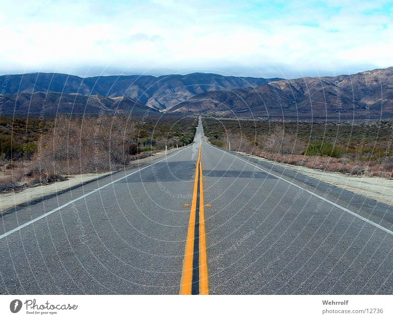 Road to nowhere Ferne Freiheit Berge u. Gebirge Natur Landschaft Straße Wege & Pfade Autobahn Erholung Arizona USA Außenaufnahme Steppe geradeaus Mittelstreifen